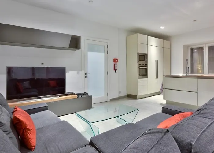 Modern 3 Bed & 2 Bth Apt Sliema