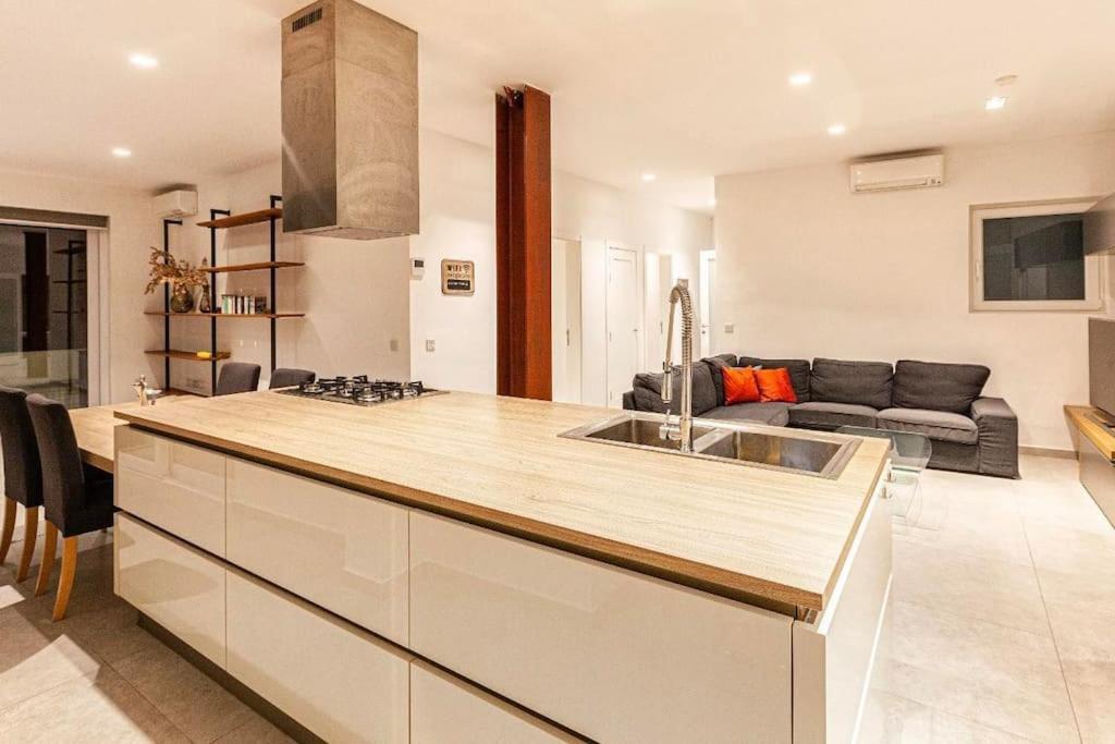Modern 3 Bed & 2 Bth Apartment