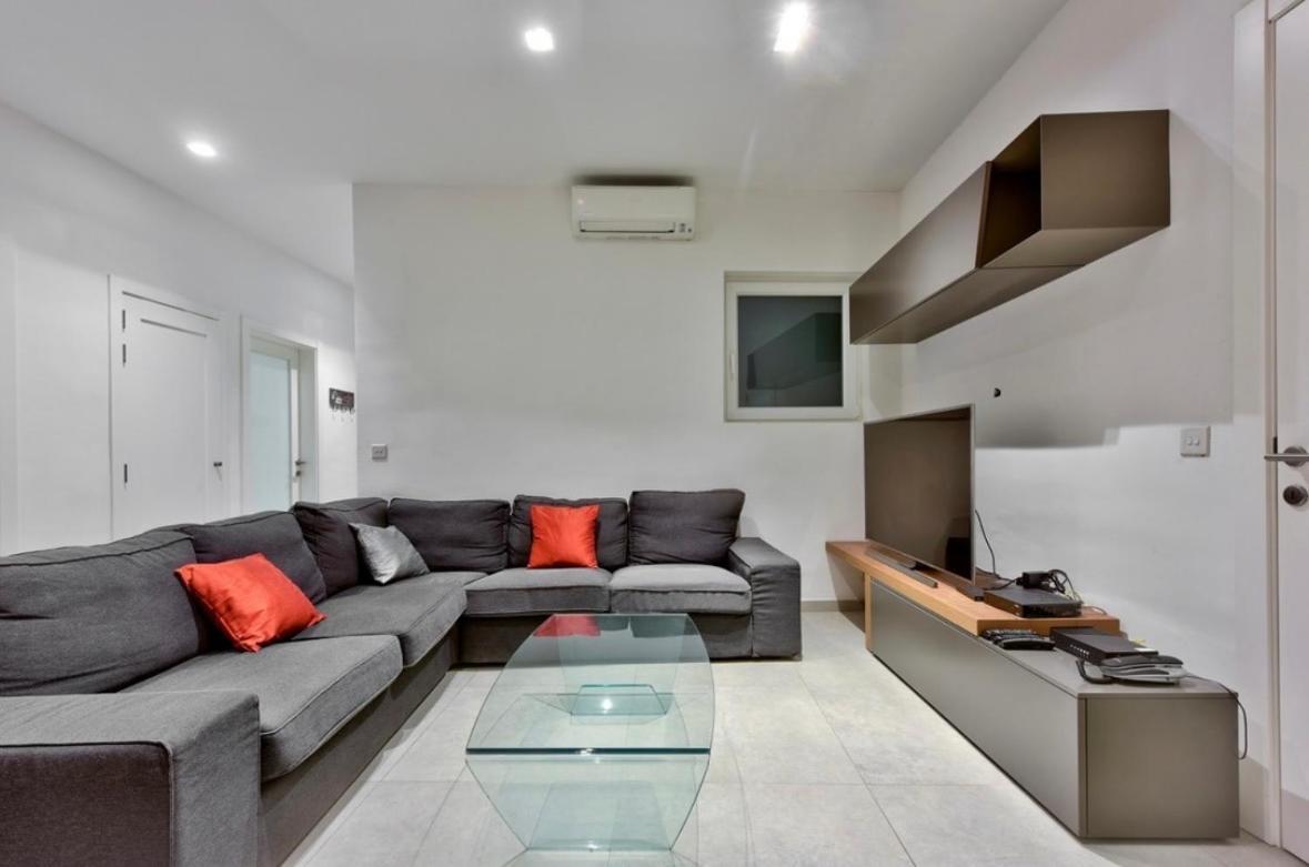 Modern 3 Bed & 2 Bth *