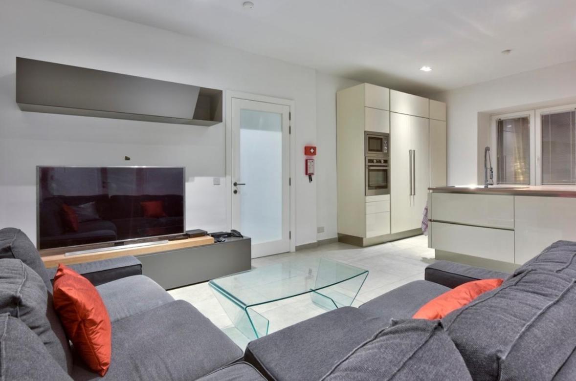 Modern 3 Bed & 2 Bth Apartment *