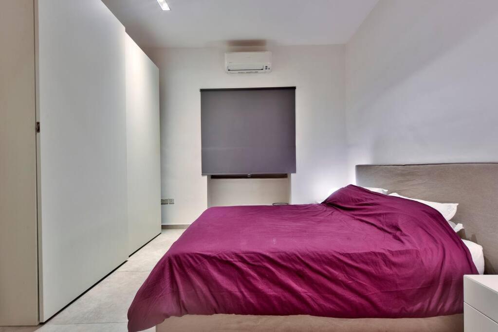 Modern 3 Bed & 2 Bth Apartment