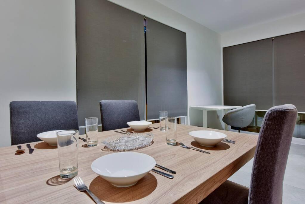 Modern 3 Bed & 2 Bth *