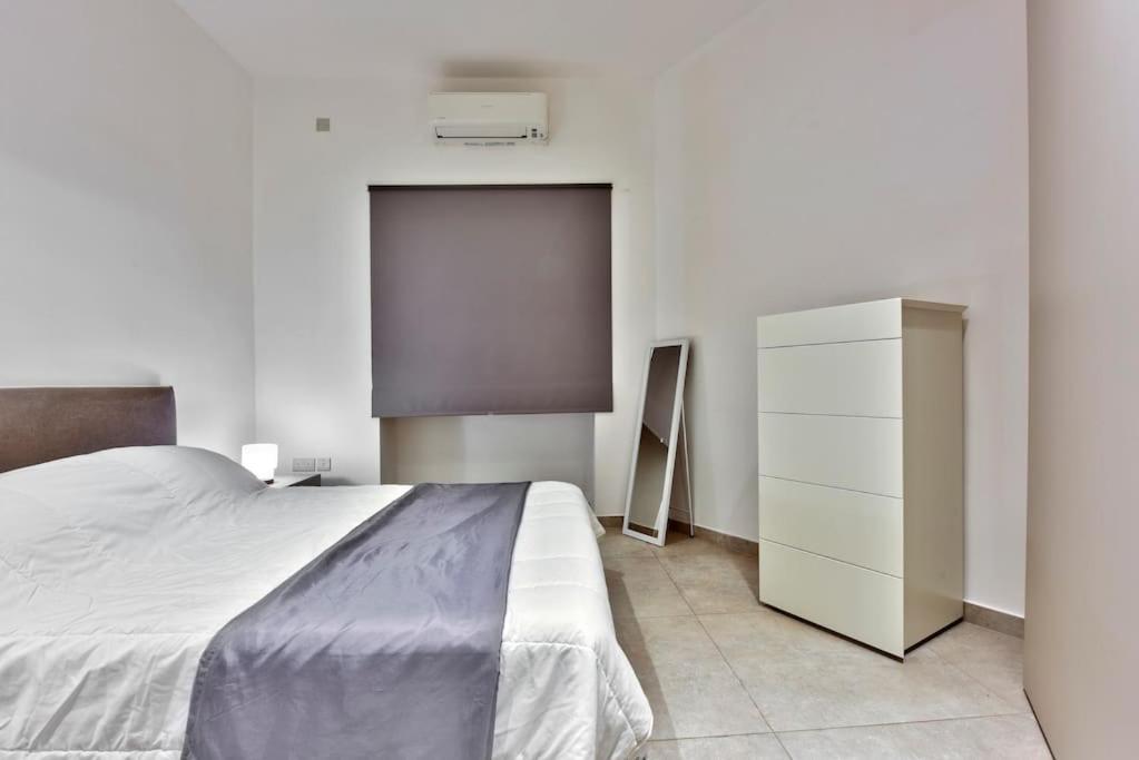 Modern 3 Bed & 2 Bth * Sliema