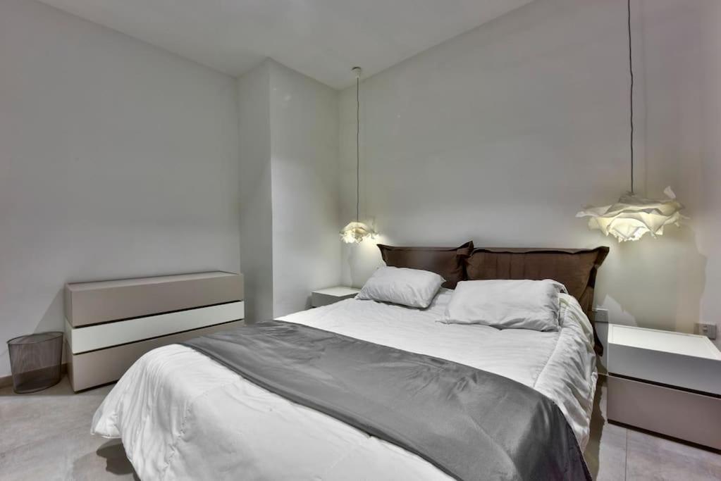 Modern 3 Bed & 2 Bth Apartment