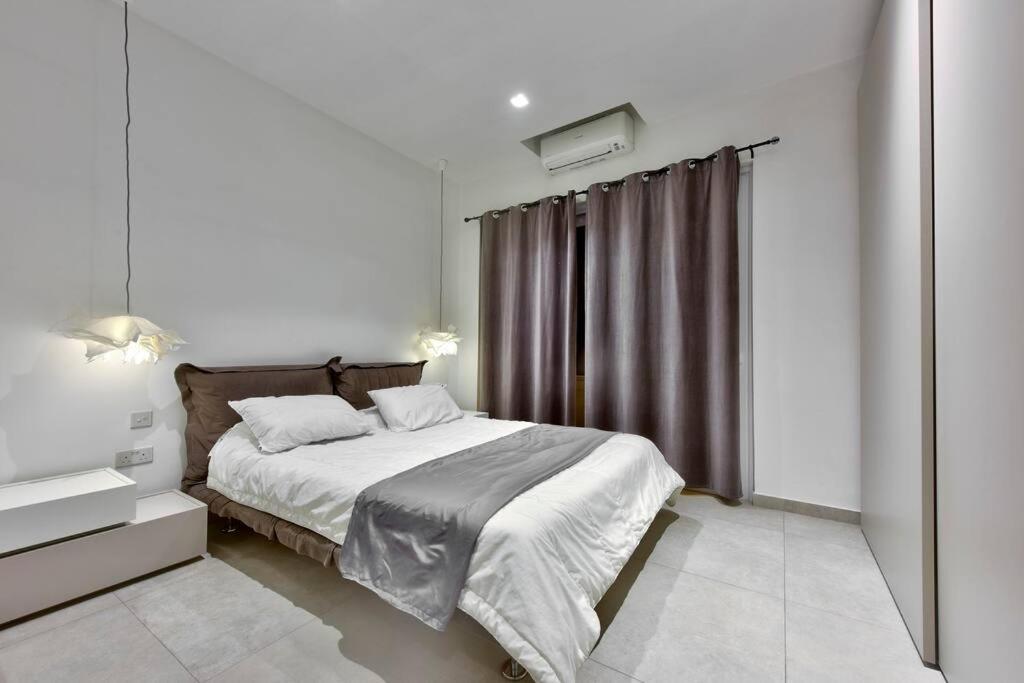 Modern 3 Bed & 2 Bth Apartment *
