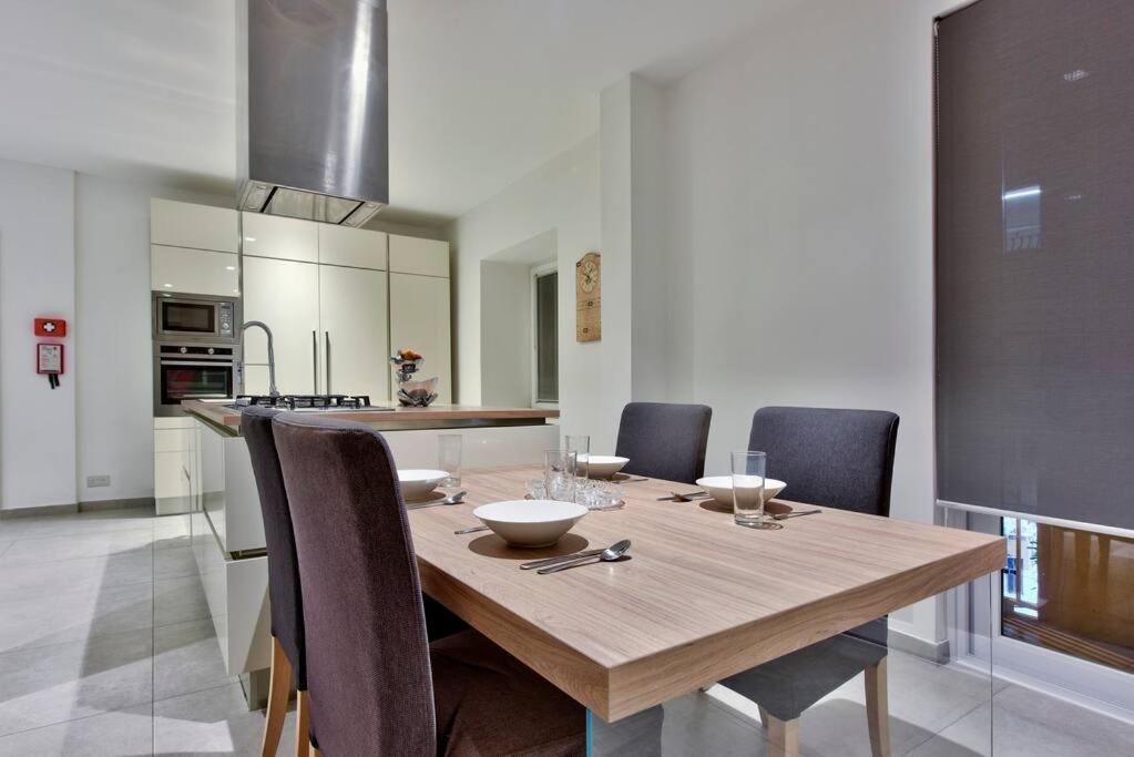 Modern 3 Bed & 2 Bth *